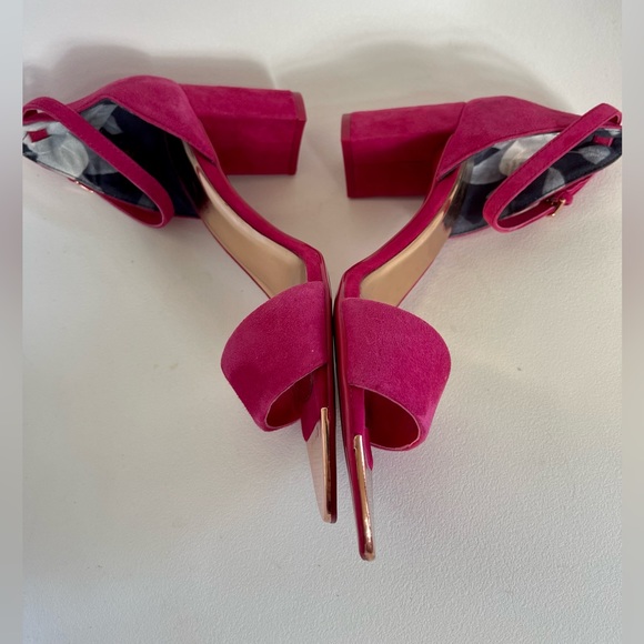 In very good condition Ted Baker London Block Heels Fuchsia Strap Sandals - Picture 4 of 13